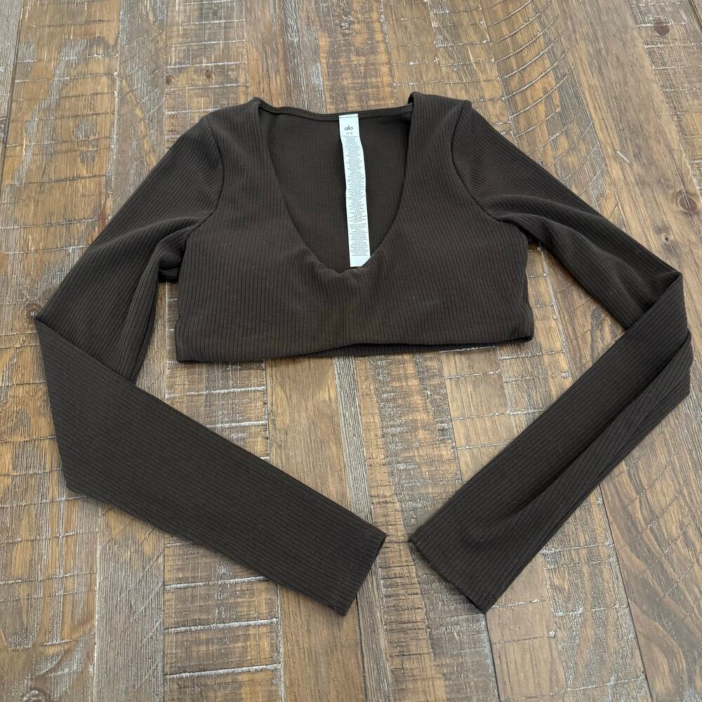 ALO brown ribbed long sleeve crop top